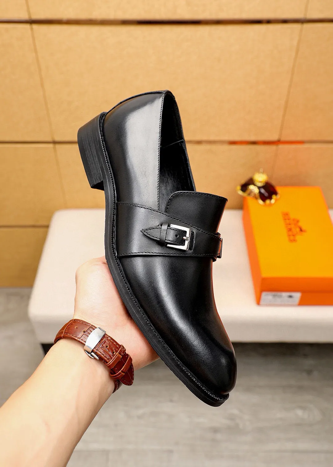 Men's shoes💰480💐 Product trademark: HERMES "Hermès" business leather shoes Regular size: 38-44 (45🉑️customized) Product materials: Selected imported first-layer calfskin upper, imported water-dyed cowhide lining. Strong three-dimensional visual effect, non-slip and wear-resistant combination outsole Color: 2⃣️colors available